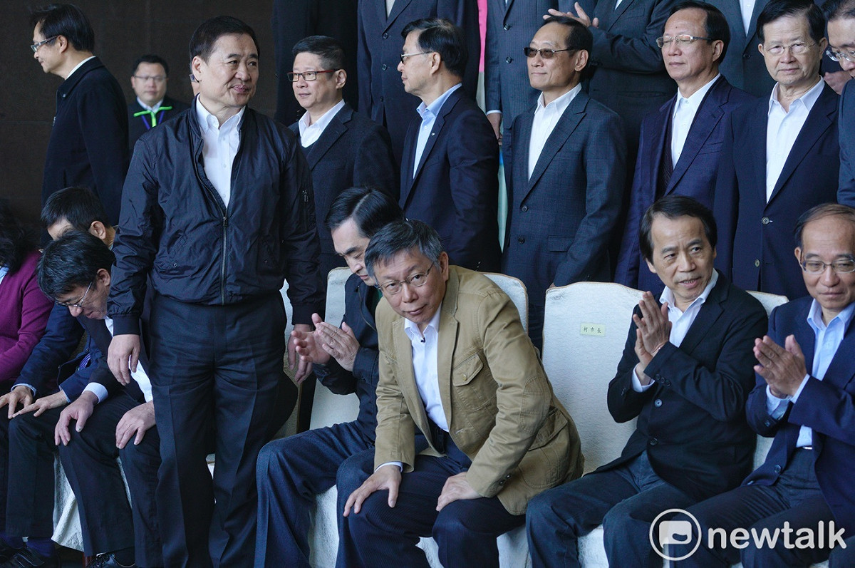 台北市政府副市長鄧家基率市府團隊向市長柯文哲總辭。 圖：張良一/攝
