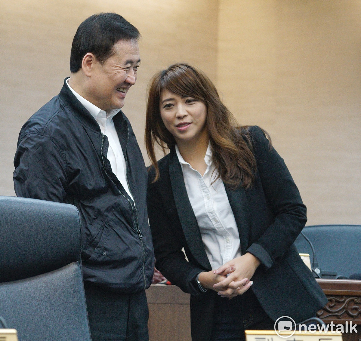 台北市政府副市長鄧家基先前率市府團隊向市長柯文哲總辭。圖為副市長陳景峻（左）和觀傳局長陳思宇在總辭前交談。 資料照片：張良一/攝