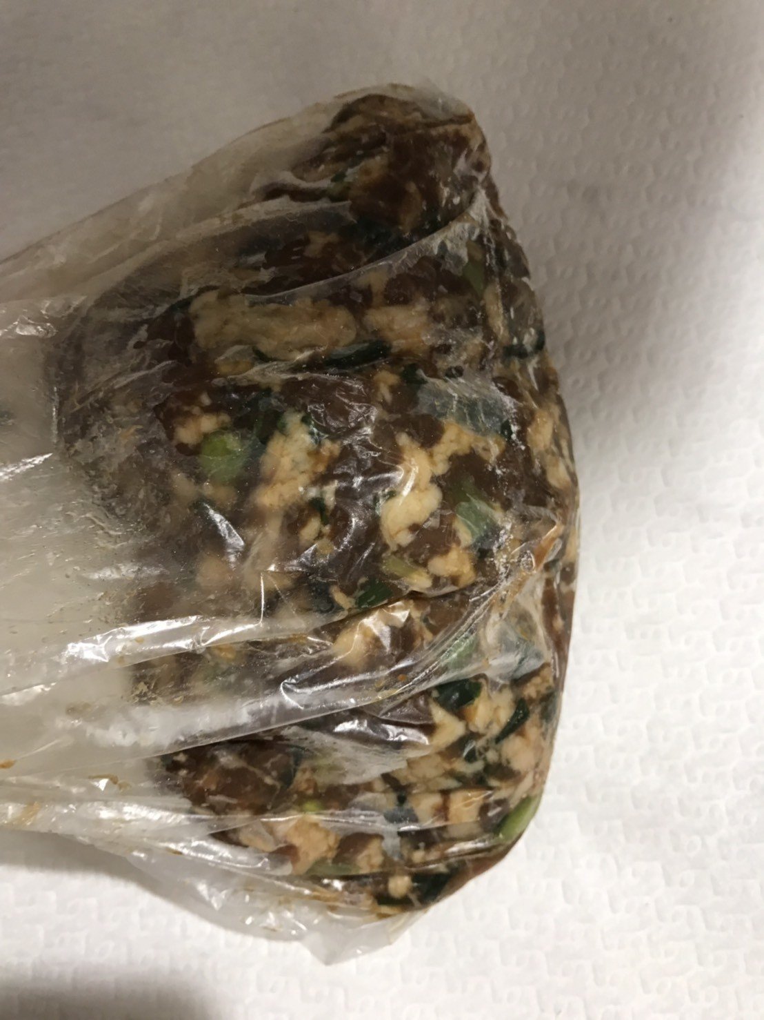 今（21）日一名中國大陸籍旅客從桃園機場入境時，被海關查獲攜帶新鮮豬肉餡料0.3公斤，依法開罰20萬元 圖：關務署台北關/提供
