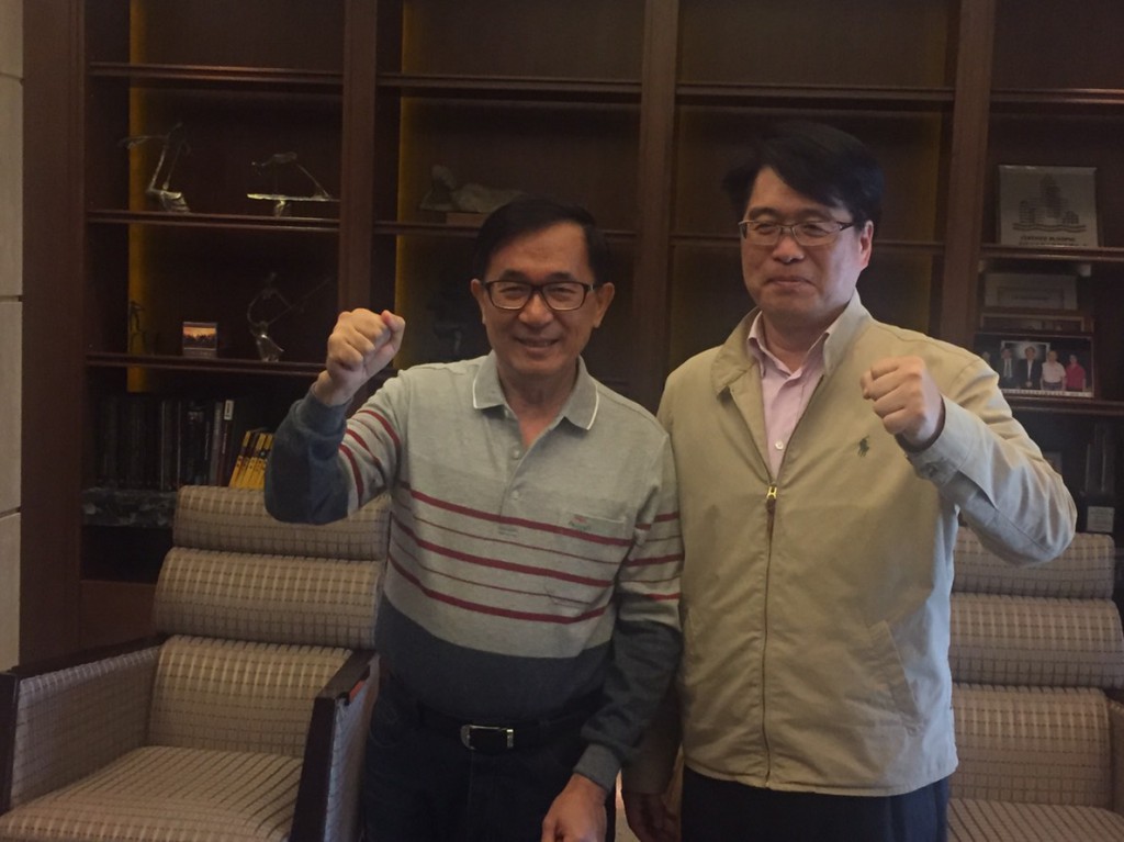 民進黨主席候選人游盈隆向前總統陳水扁請益。 圖：游盈隆/提供