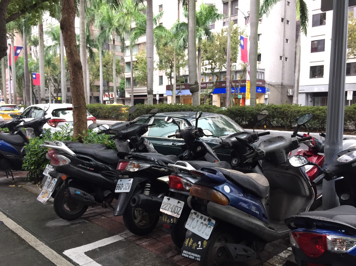 為了減少空汙排放，行政院環境保護署提供民眾二行程機車汰舊及新購電動車補助。 圖：新頭殼