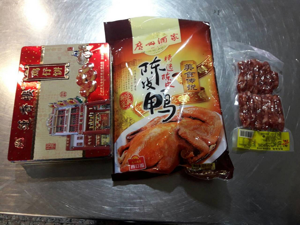 今（26）日14時許，又抓到一名陸籍旅客違規攜帶豬肉腸、鴨肉、豬肉餅，共計1.5公斤，現場開罰20萬！ 圖：財政部關務署台北關/提供