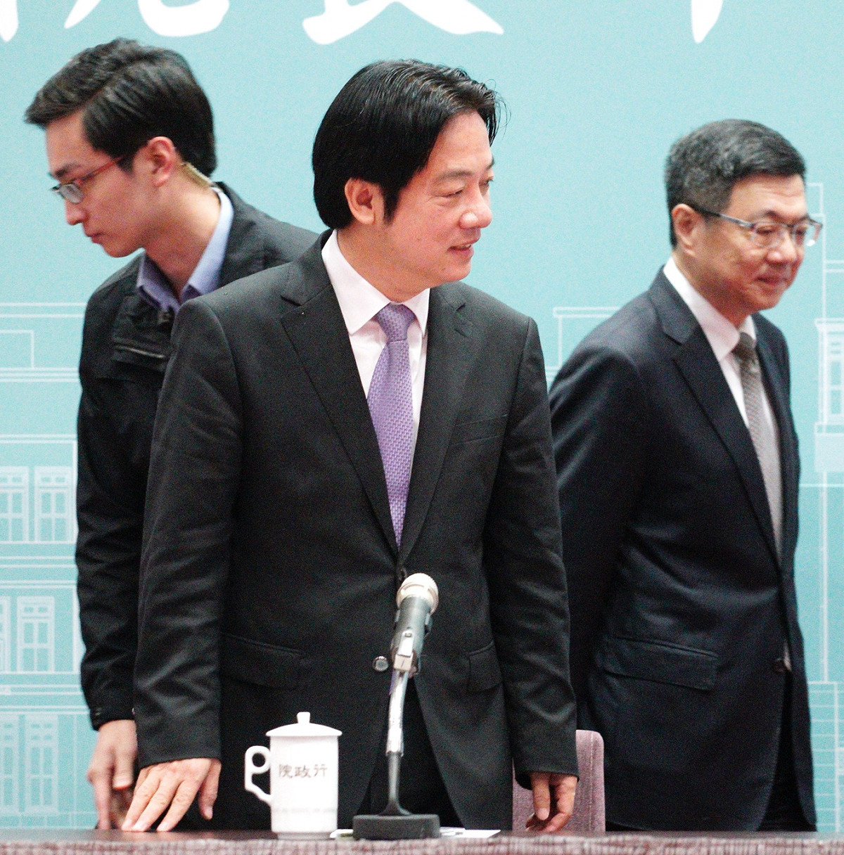 行政院長賴清德（中）年終記者會，右為即將先席離職的秘書長卓榮泰。 圖：張良一/攝