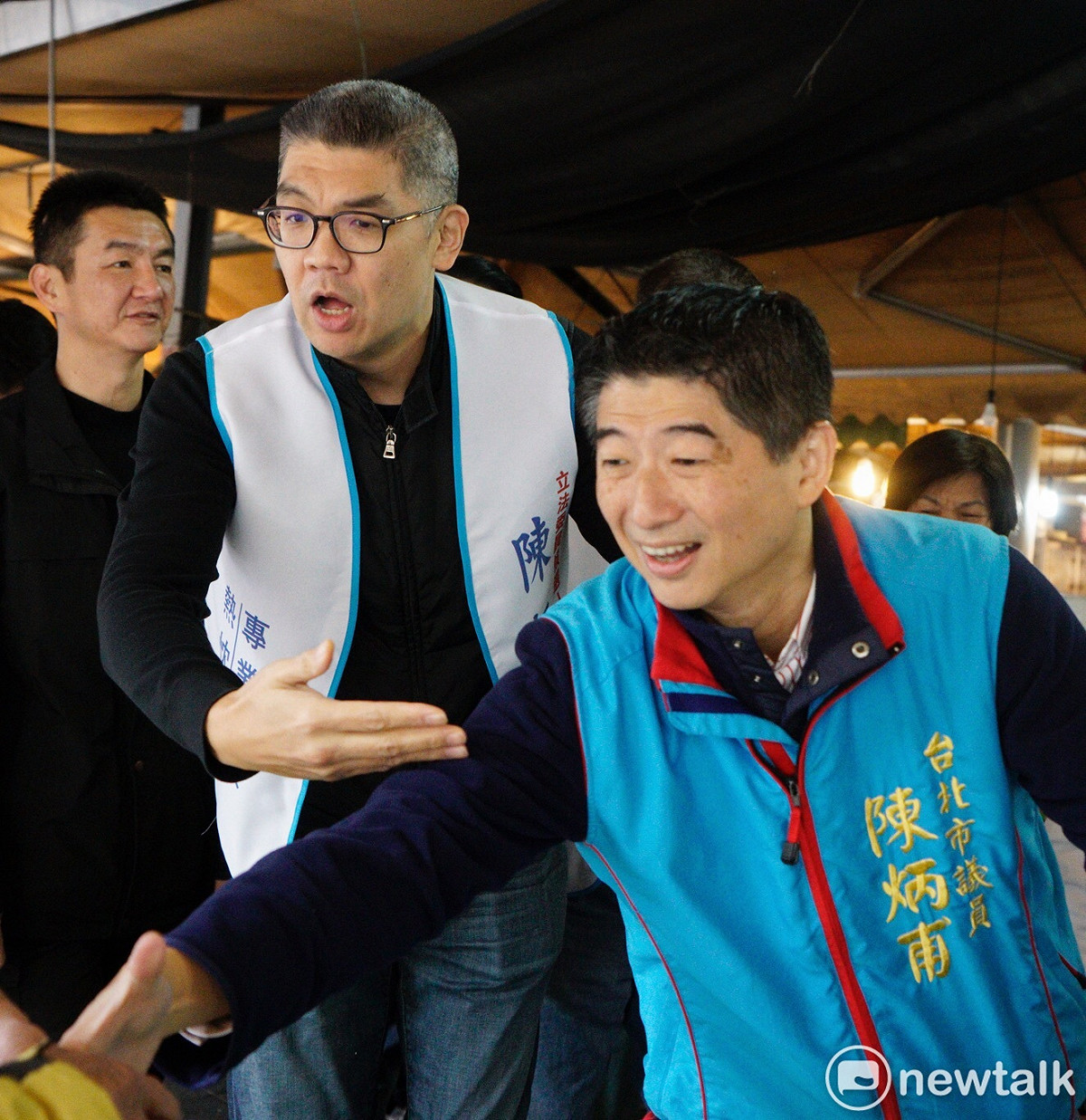 國民黨中央委員連勝文（左）今日陪同國民黨立委參選人陳炳甫（右）赴士林區福華市場掃街拜票。 圖 : 張良一 / 攝