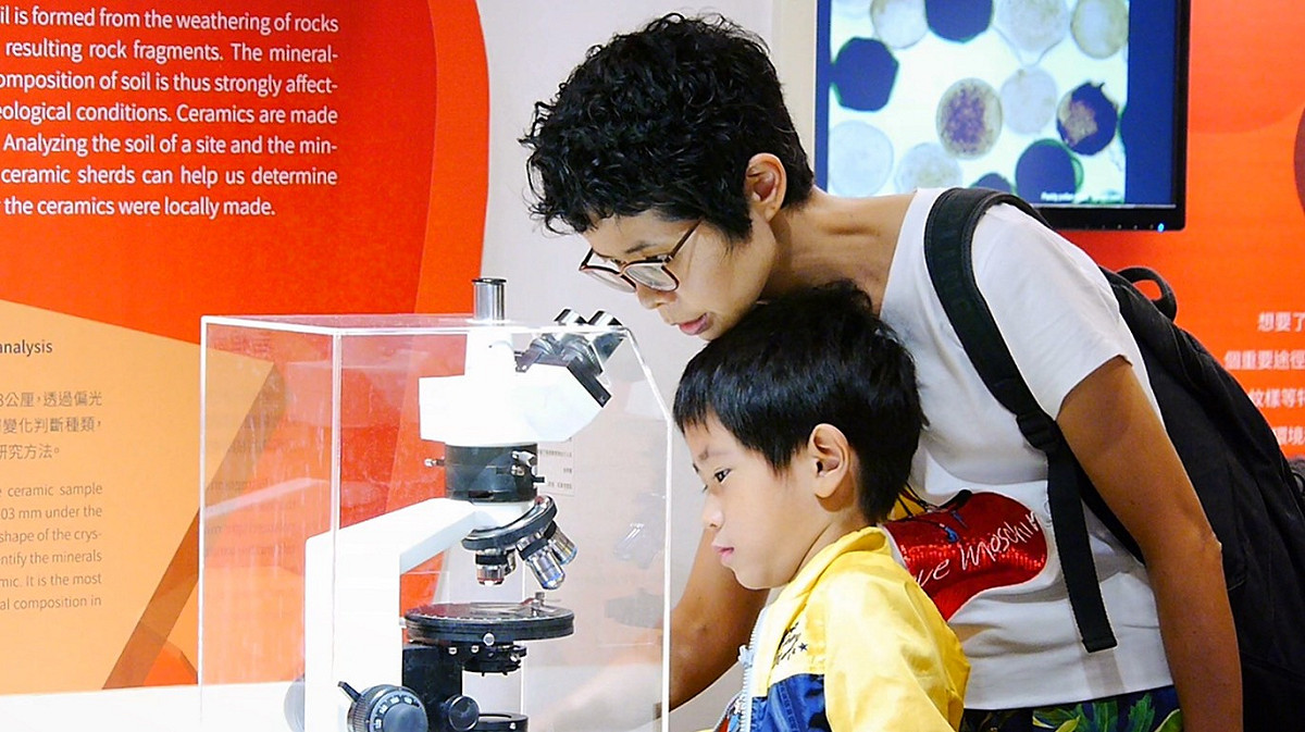 「考古工作站」陳設各種科學工具，如同偵探般探索史前秘密 圖：十三行博物館/提供