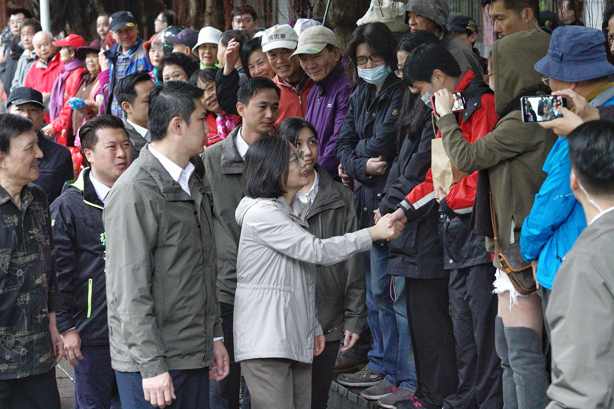 前民進黨主席蔡英文前往秀郎國小參加民進黨主席補選投票。 圖：張良一/攝