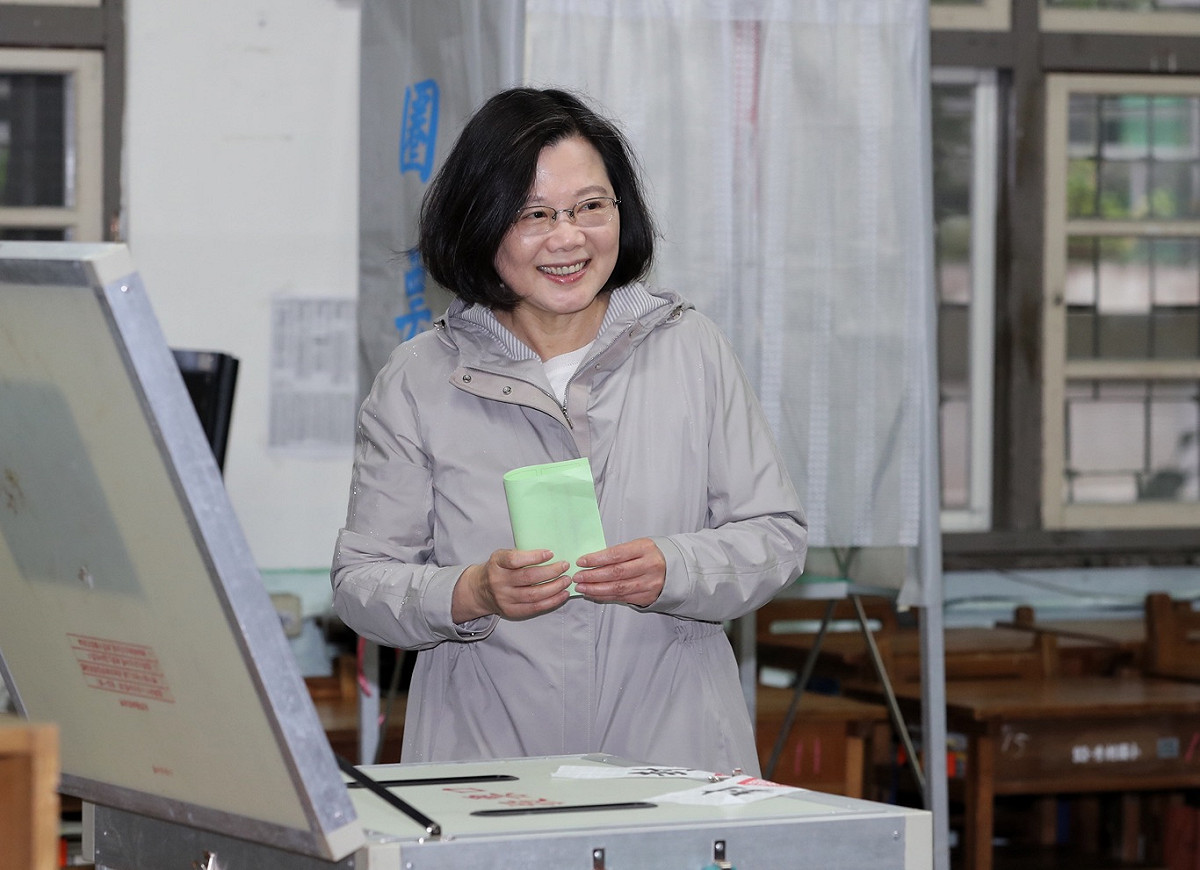 總統蔡英文6日上午前往秀朗國小投下黨主席補選選票。 圖：台北市攝影記者聯誼會提供