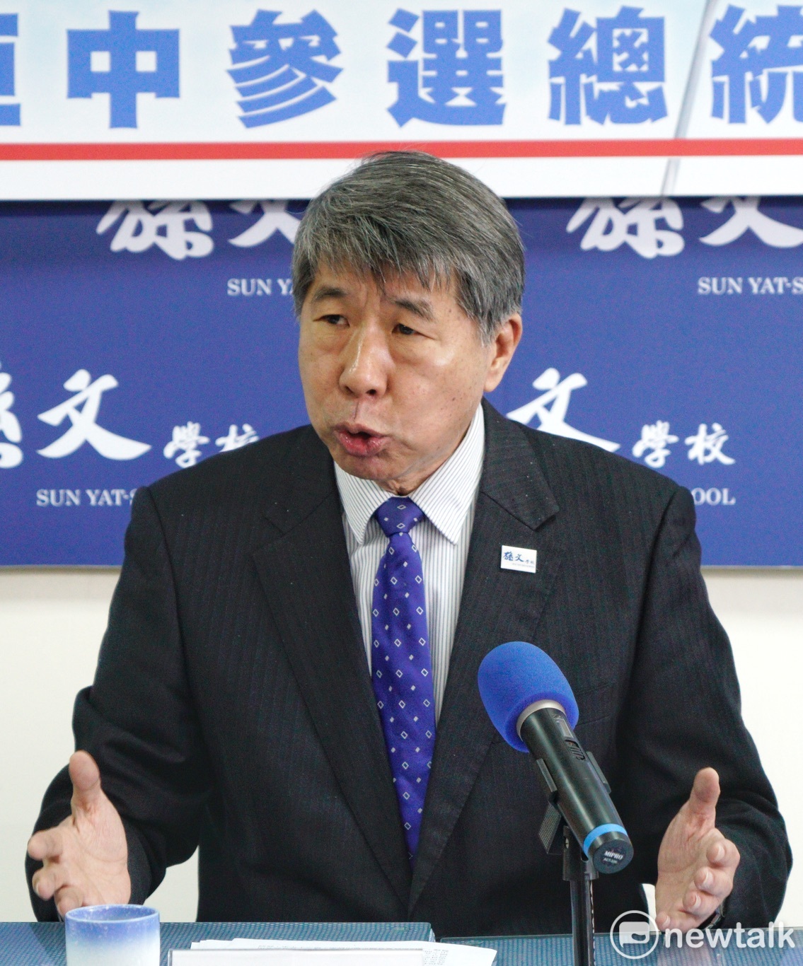 孫文學校校張亞中在邱毅、蔡正元陪同下舉行記者會，宣布參選2020國民黨總統大選。 圖：張良一/攝