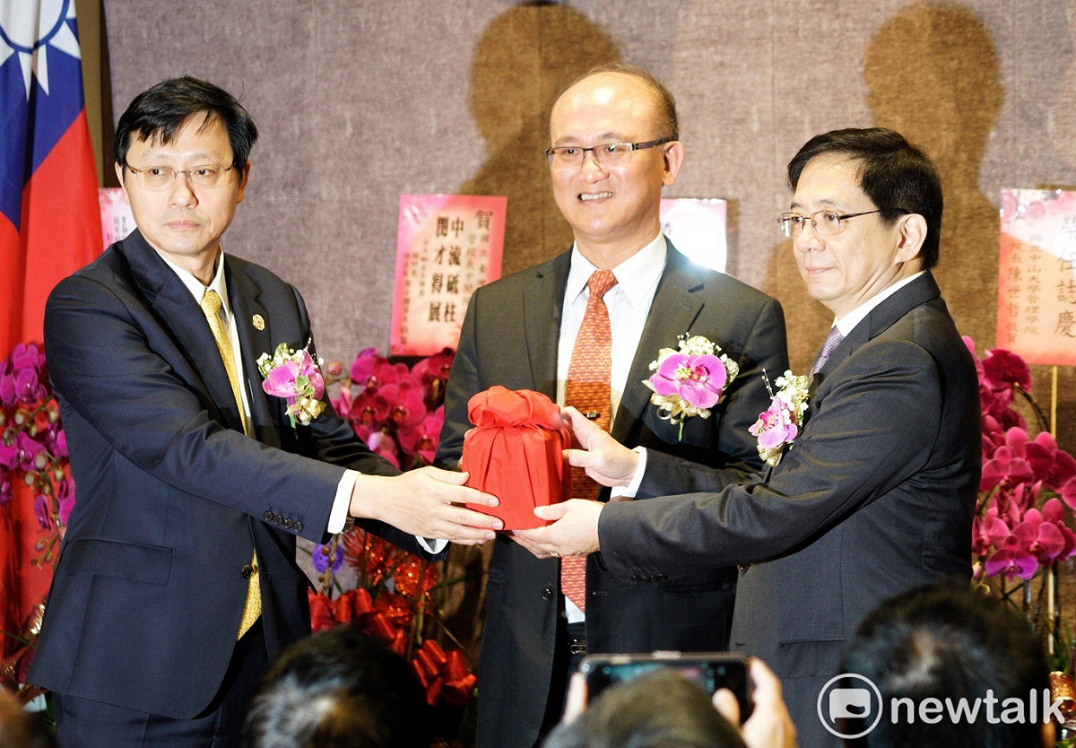 台大校長當選人管中閔今(8)日正式於台大第一行政大樓接任校長職務。 圖：張良一／攝