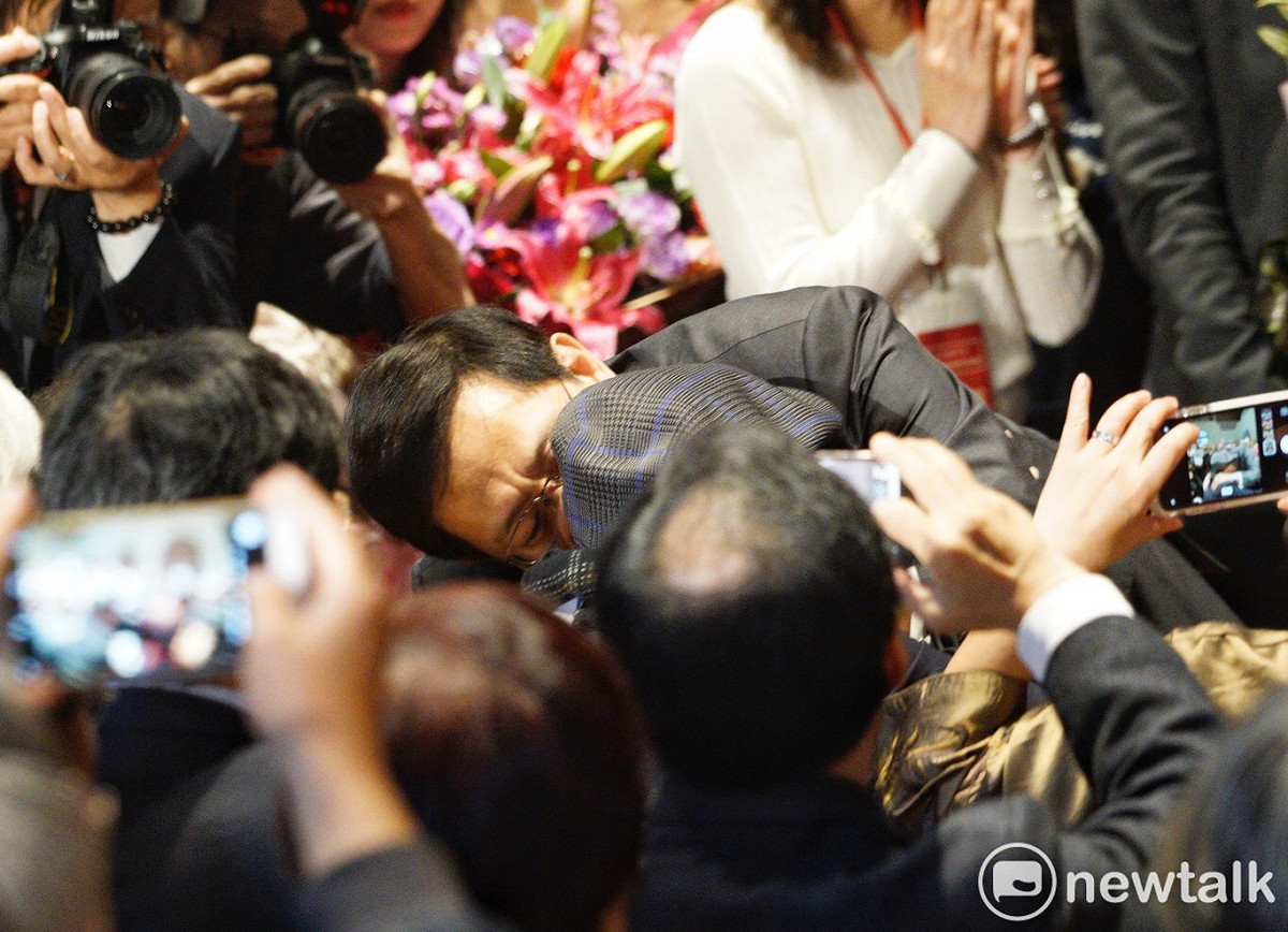 台大校長當選人管中閔於職務交接典禮當中擁抱雙親。 圖：張良一／攝