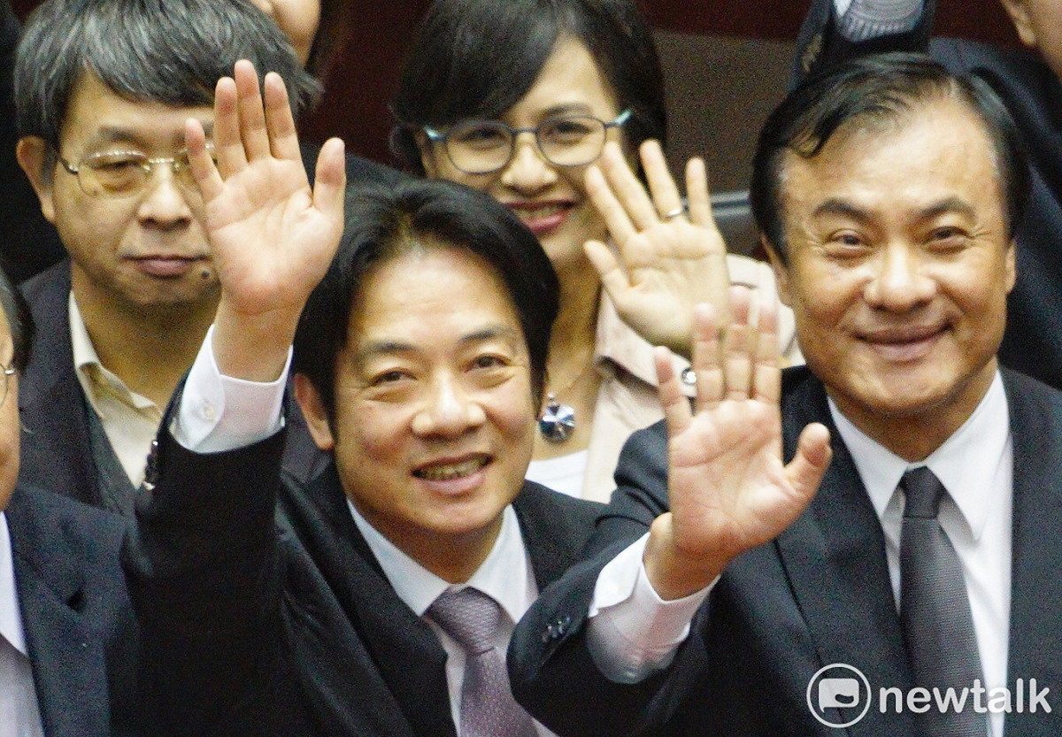 立法院臨時今（10）日傍晚完成中央政府總預算案三讀程序，行政院長賴清德於傍晚5時40分前往立院，與立法院長蘇嘉全一同揮手表達感謝。 圖：張良一／攝