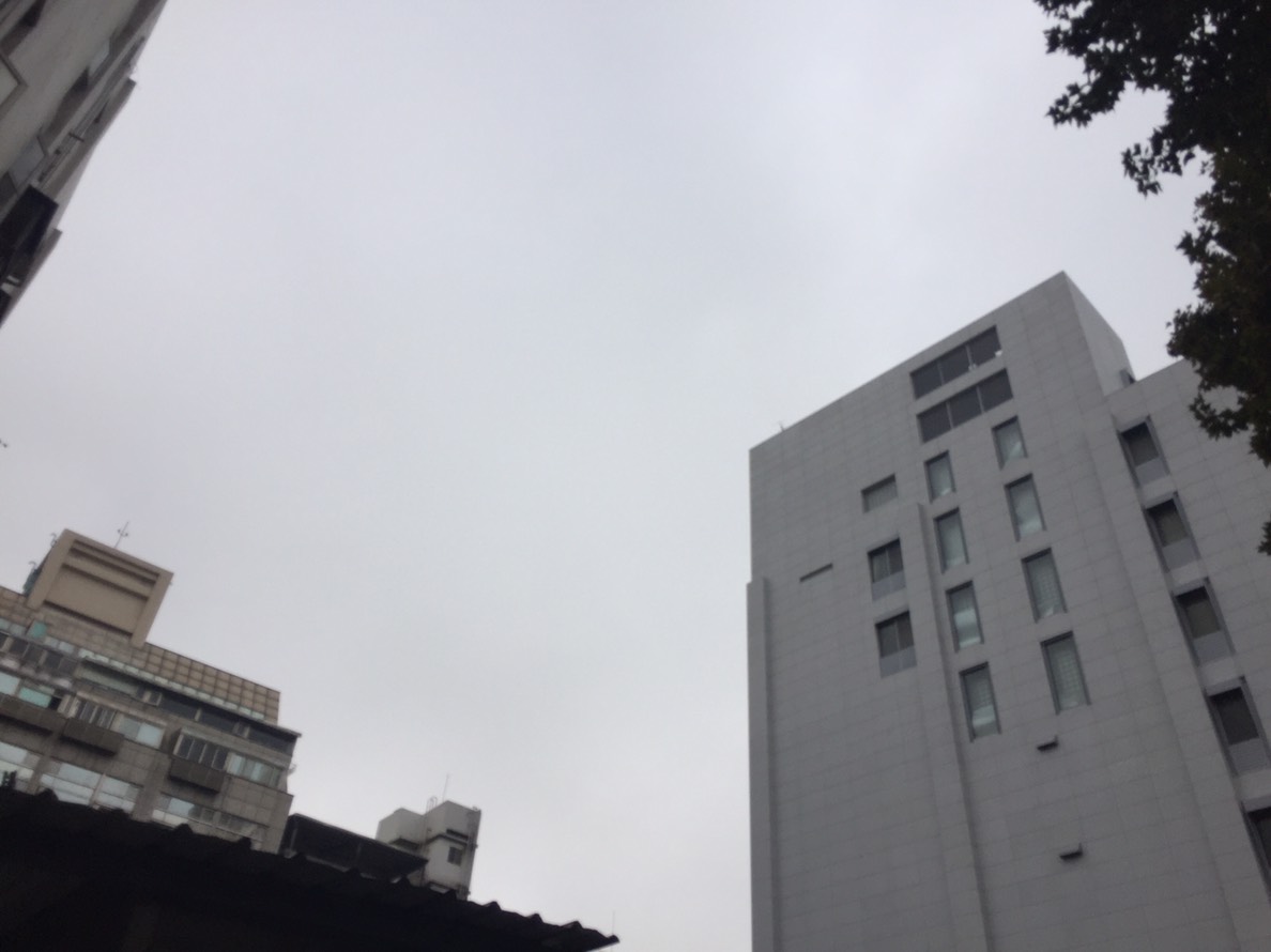 中央氣象局表示，今（26）日清晨起強烈大陸冷氣團南下，氣溫逐漸下降，越晚越冷。 圖：閻芝霖/攝