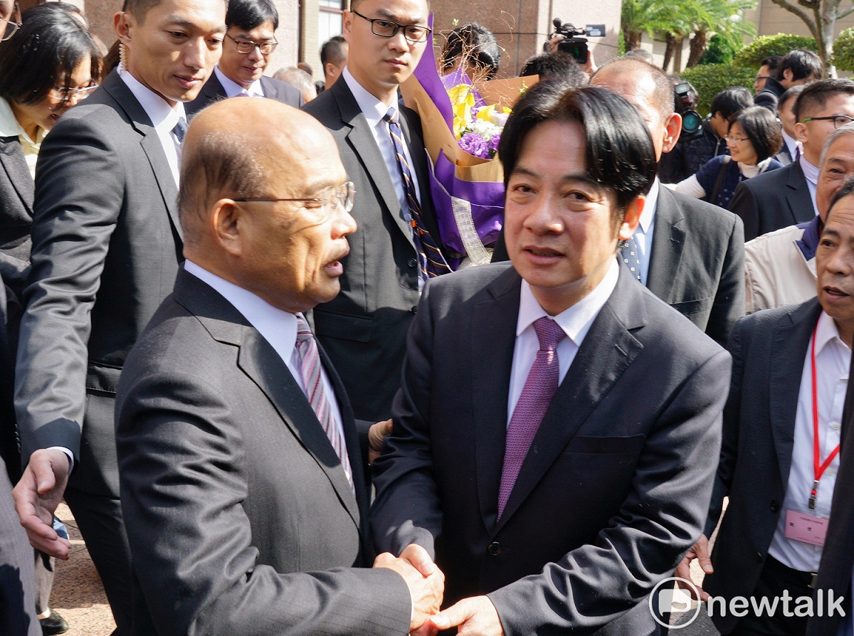 行政院新舊閣揆今（１４）日進行交接，前任院長賴清德在儀式結束後與新任院長蘇貞昌交談。 圖：張良一／攝