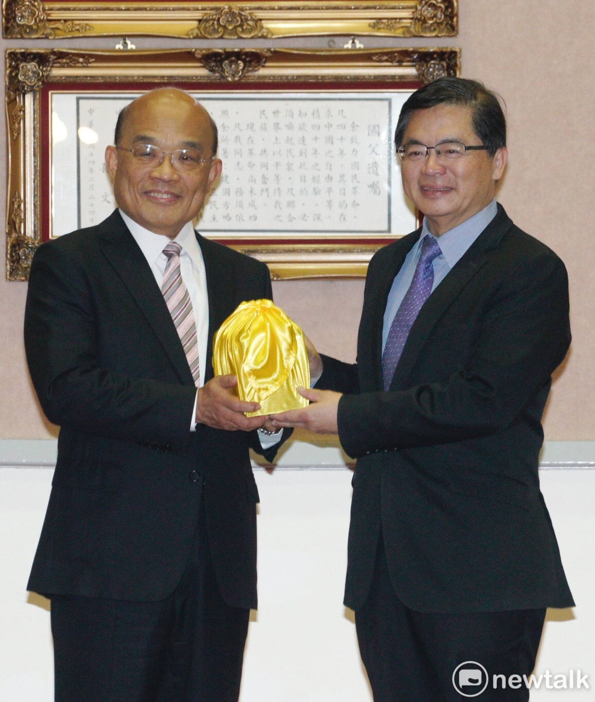行政院長蘇貞昌今(14)天就任剛好滿2週年，右為政院秘書長李孟諺。 圖：張良一／攝（資料照片）