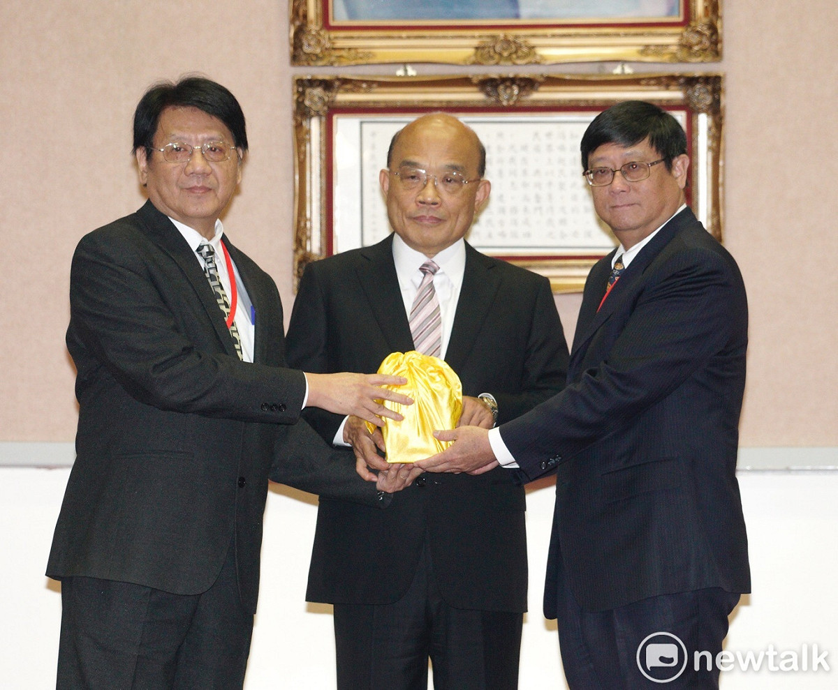 新舊任內閣今（１４）日交接，部會首長交接典禮也一併舉行，在新任院長蘇貞昌見證下，由代理環保署長蔡鴻德將印信交予新任署長張子敬。 圖：張良一／攝