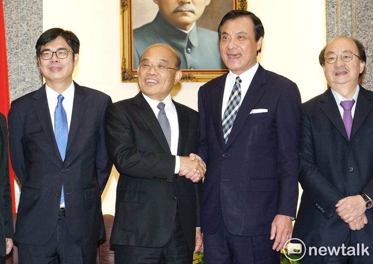 新任行政院長蘇貞昌今(15)日率副院長陳其邁、秘書長李孟諺拜會立院朝野黨團，與立法院長蘇嘉全握手致意。 圖：張良一／攝