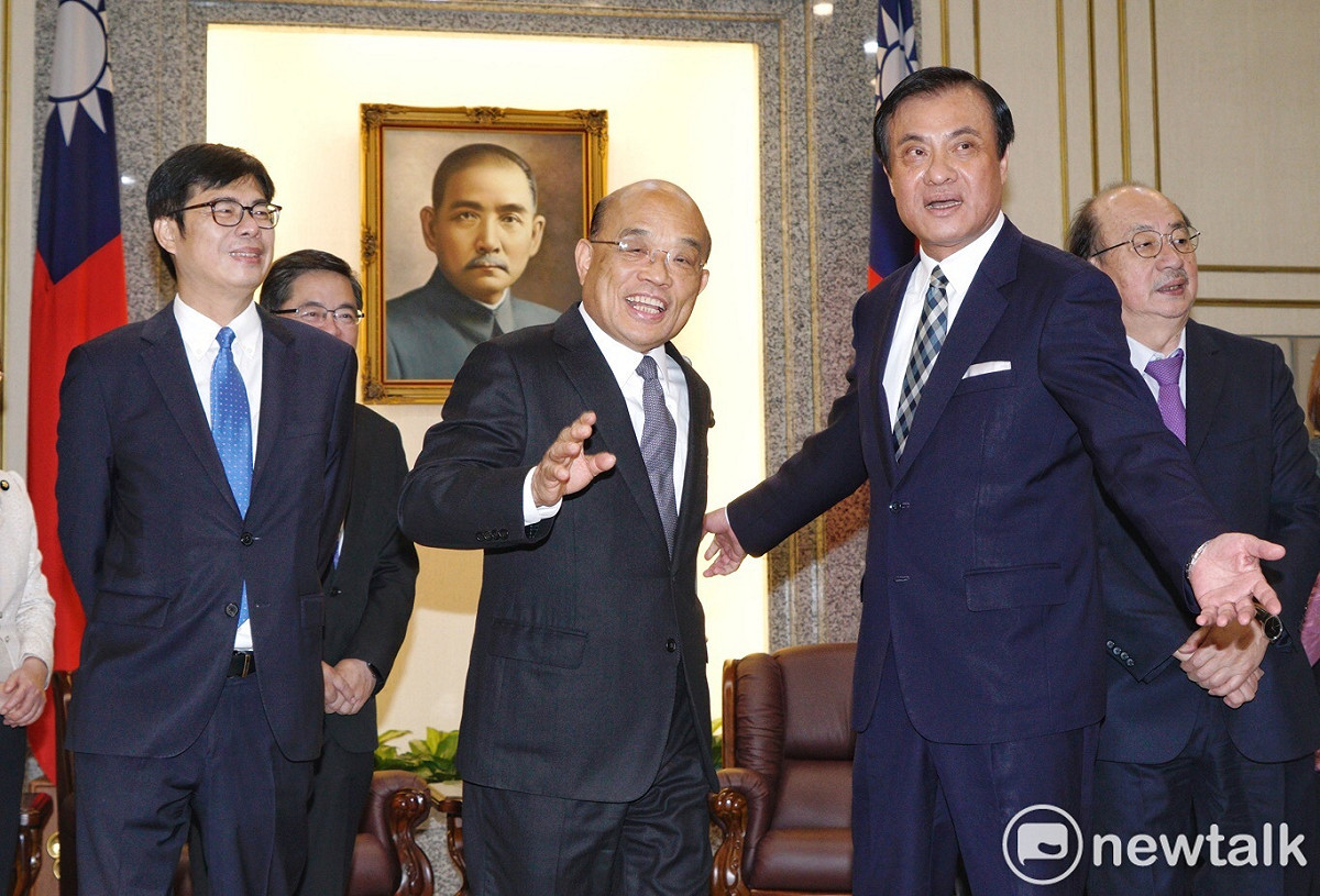 行政院長蘇貞昌（中）、行政院副院長陳其邁（左）今(15)日上午前往立法院拜會立法院長蘇嘉全（右）。 圖:張良一/攝