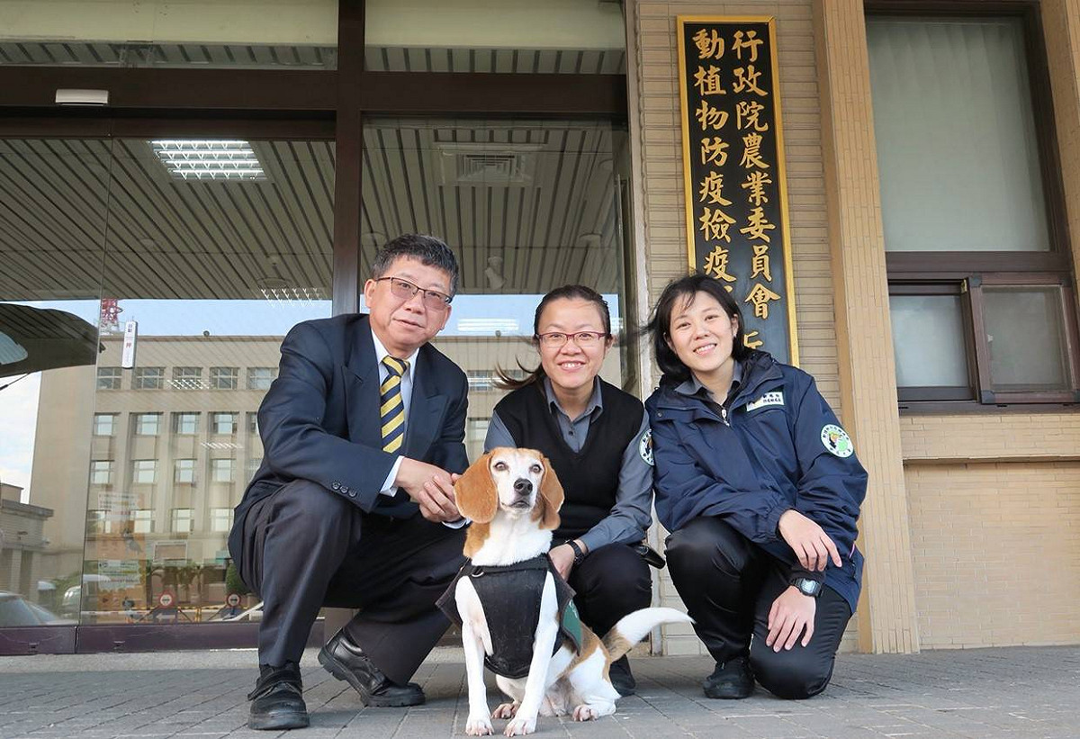 檢疫犬Mini與桃園機場檢疫人員 圖：防檢局/提供