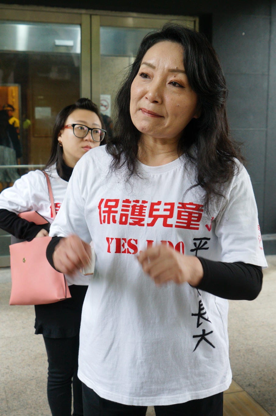 中華民國兒童權益促進協會理事長王薇君號召網友到立法院抗議，並規劃遊行希望趕快修法通過。 圖：張良一/攝