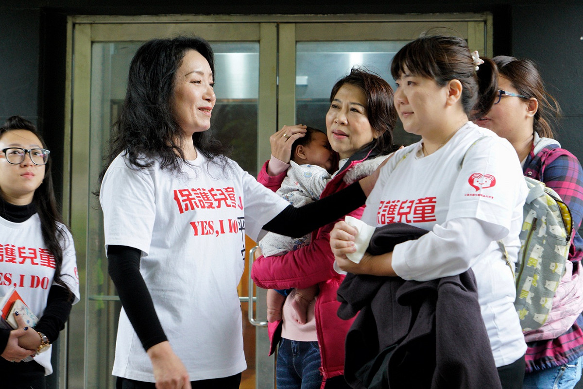 中華民國兒童權益促進協會理事長王薇君號召網友在立法院外，要求立院為保護兒童議題加開臨時會。 圖：張良一/攝