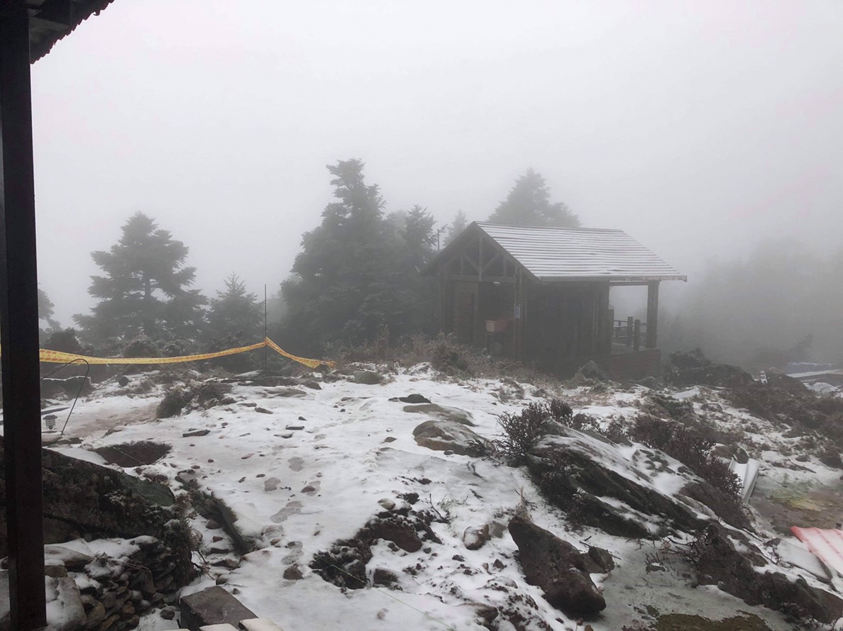 位於高雄縣桃源鄉與台東縣海端鄉之交界處的向陽山也飄雪了 圖：台東林管處嘉明湖山屋管理員曹鋼台/提供