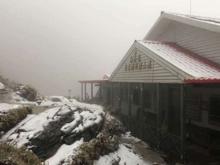 位於高雄縣桃源鄉與台東縣海端鄉之交界處的向陽山也飄雪了 圖：台東林管處嘉明湖山屋管理員曹鋼台/提供