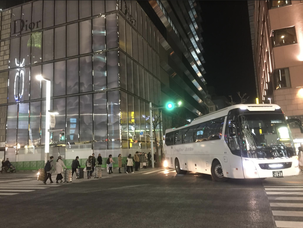 銀座街頭不時看到許多巴士違規當街停車，接送採購的陸客團。 圖：劉黎兒攝影