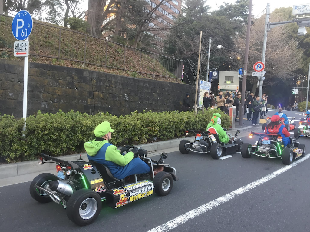 許多外國人開著超級瑪利歐遊戲車上路，常發生問題，如在路口時下車拍照或自拍等，非常危險。 圖：劉黎兒攝影