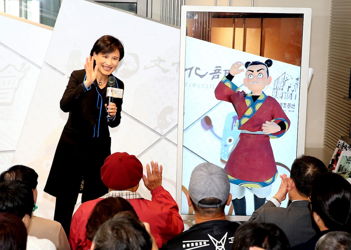 漫畫角色諸葛四郎穿越時空，與鄭麗君部長互動 圖：文化部/提供