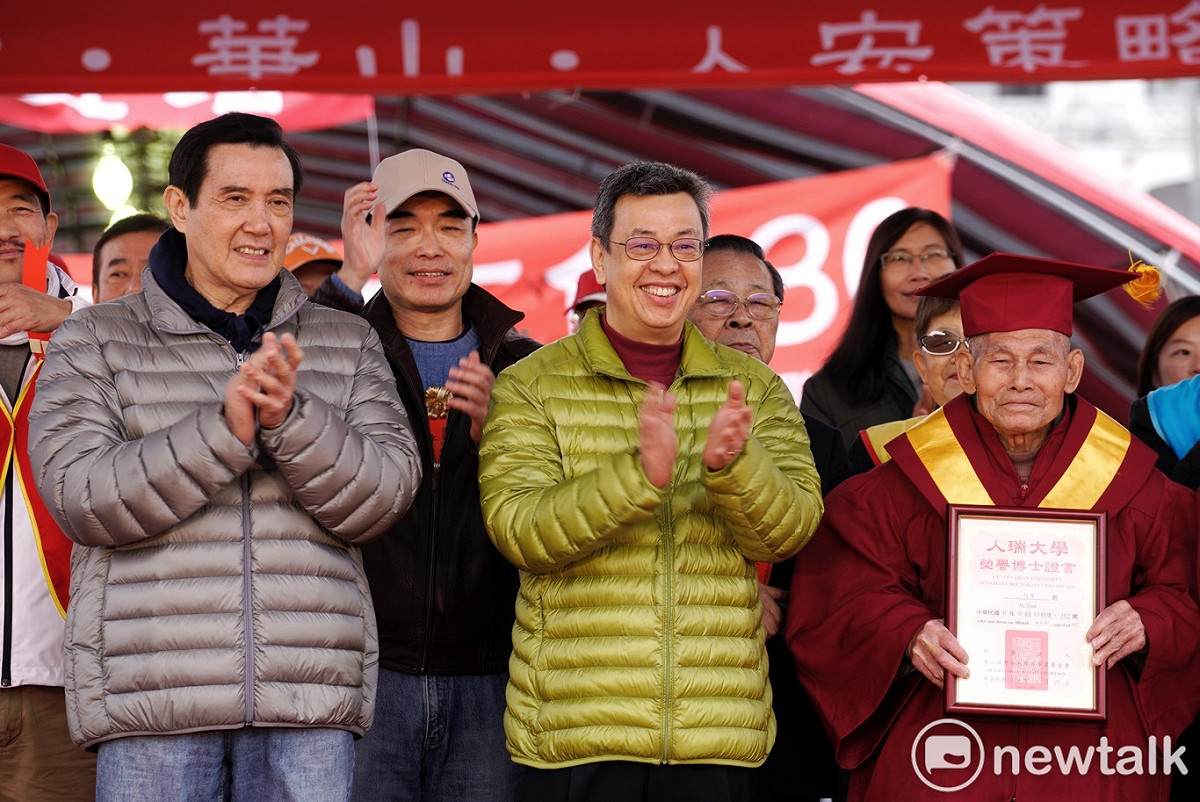 副總統陳建仁與前總統馬英九等人出席在總統府前舉行的「第二十九屆寒士吃飽30愛心尾牙」活動。 圖：張良一/攝