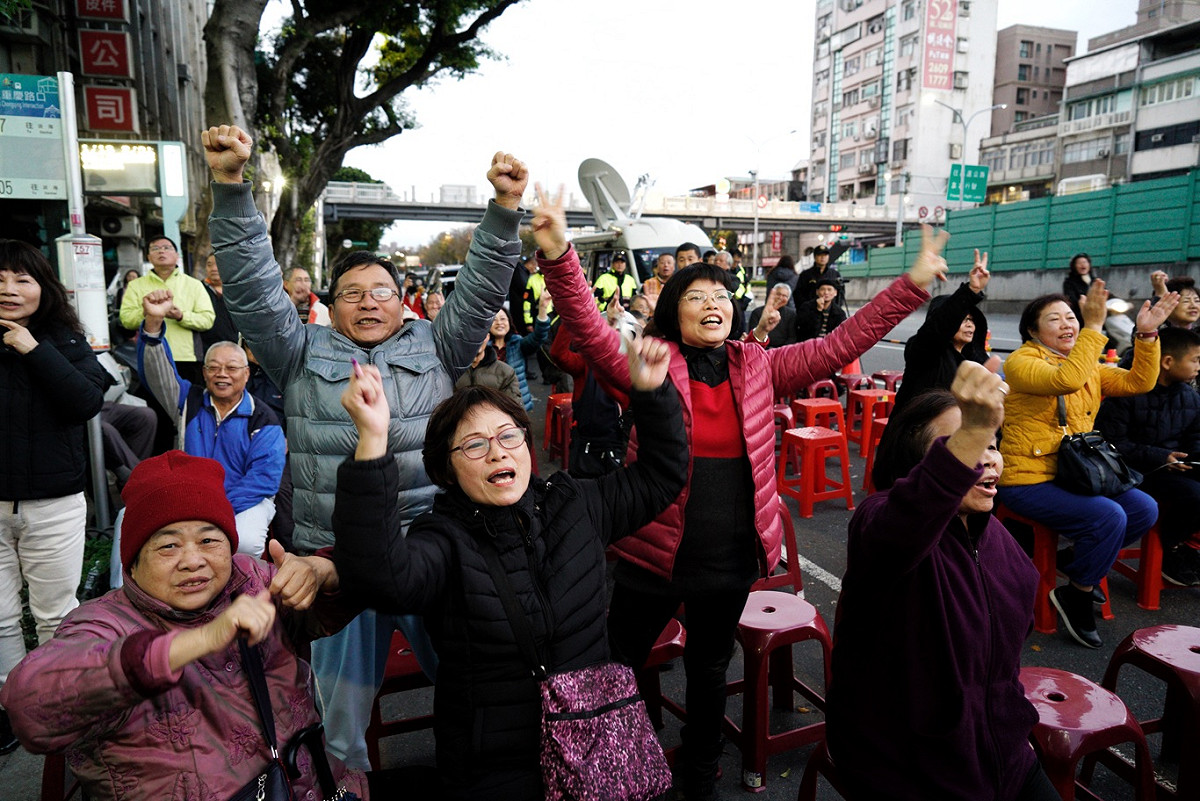 北市士林、大同區立委補選，民進黨的何志偉以6868票勝國民黨陳炳甫，支持者歡呼慶祝。 圖：張良一/攝