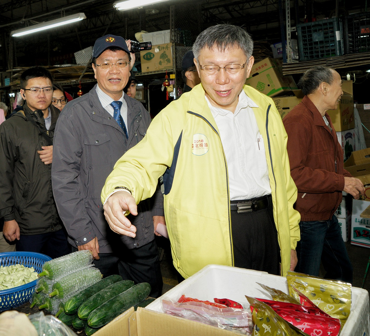 台北市長柯文哲在北農總經理翁震炘的陪同下，視察北農第一果菜批發市場。 圖：張良一 / 攝