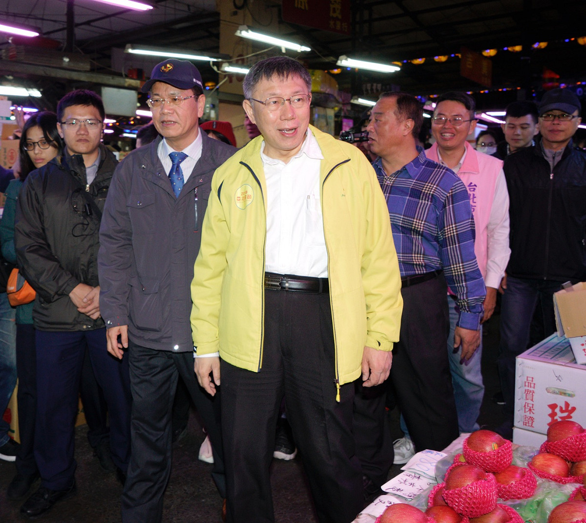 台北市長柯文哲在北農總經理翁震炘的陪同下，視察北農第一果菜批發市場。 圖：張良一 / 攝
