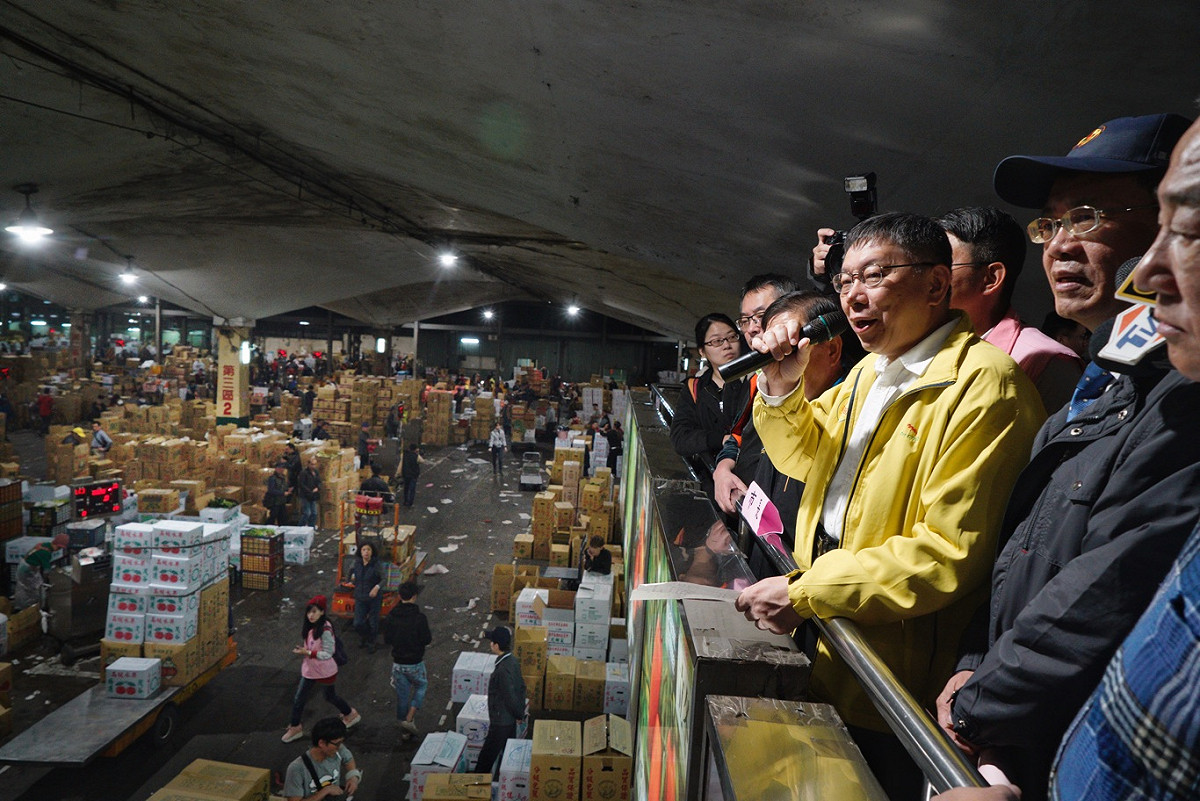 台北市長柯文哲在北農總經理翁震炘的陪同下，視察北農第一果菜批發市場。 圖：張良一 / 攝