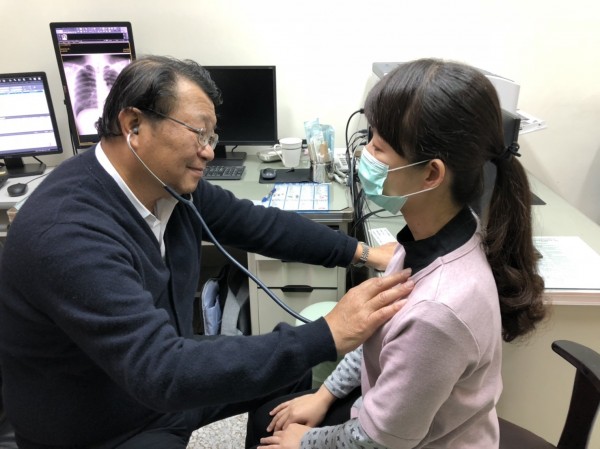 疾管署呼籲，民眾返國入境時如出現發燒或類似流感症狀，應戴上口罩儘速就醫。 圖：花蓮縣衛生局/提供 (資料照片)