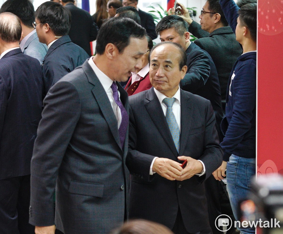 國民黨中央舉行新春團拜後，王金平和朱立倫一起離開會場。 圖：張良一/攝