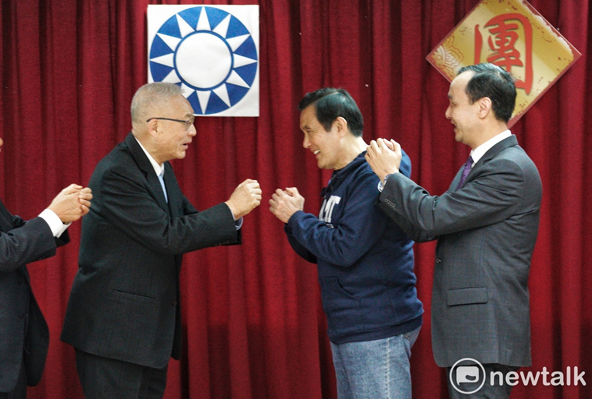 國民黨中央舉行新春團拜，國民黨內四個太陽：吳敦義、馬英九、朱立倫和王金平同台，但在團拜時，王金平刻意站在許水德、吳伯雄左側，和吳、馬、朱隔開。 圖：張良一/攝