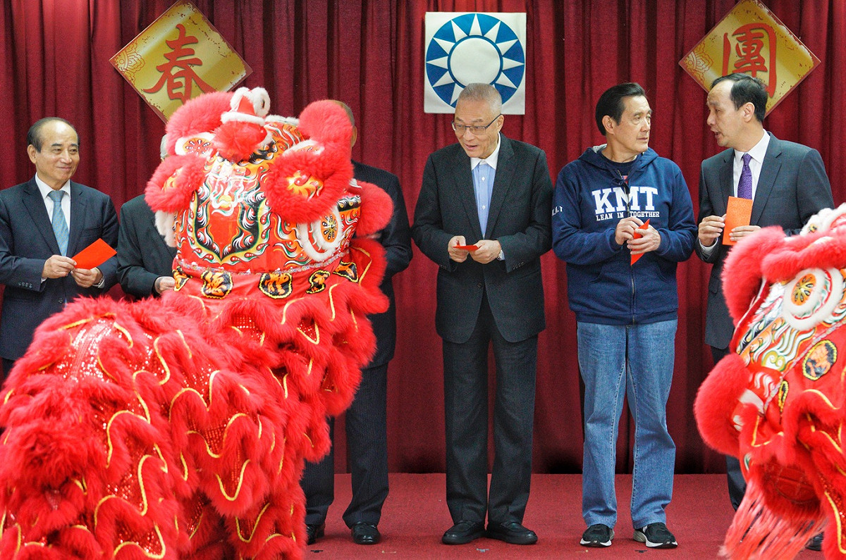 國民黨中央舉行新春團拜，國民黨內四個太陽：吳敦義、馬英九、朱立倫和王金平同台，但在團拜時，王金平刻意站在許水德、吳伯雄左側，和吳、馬、朱隔開。 圖：張良一/攝