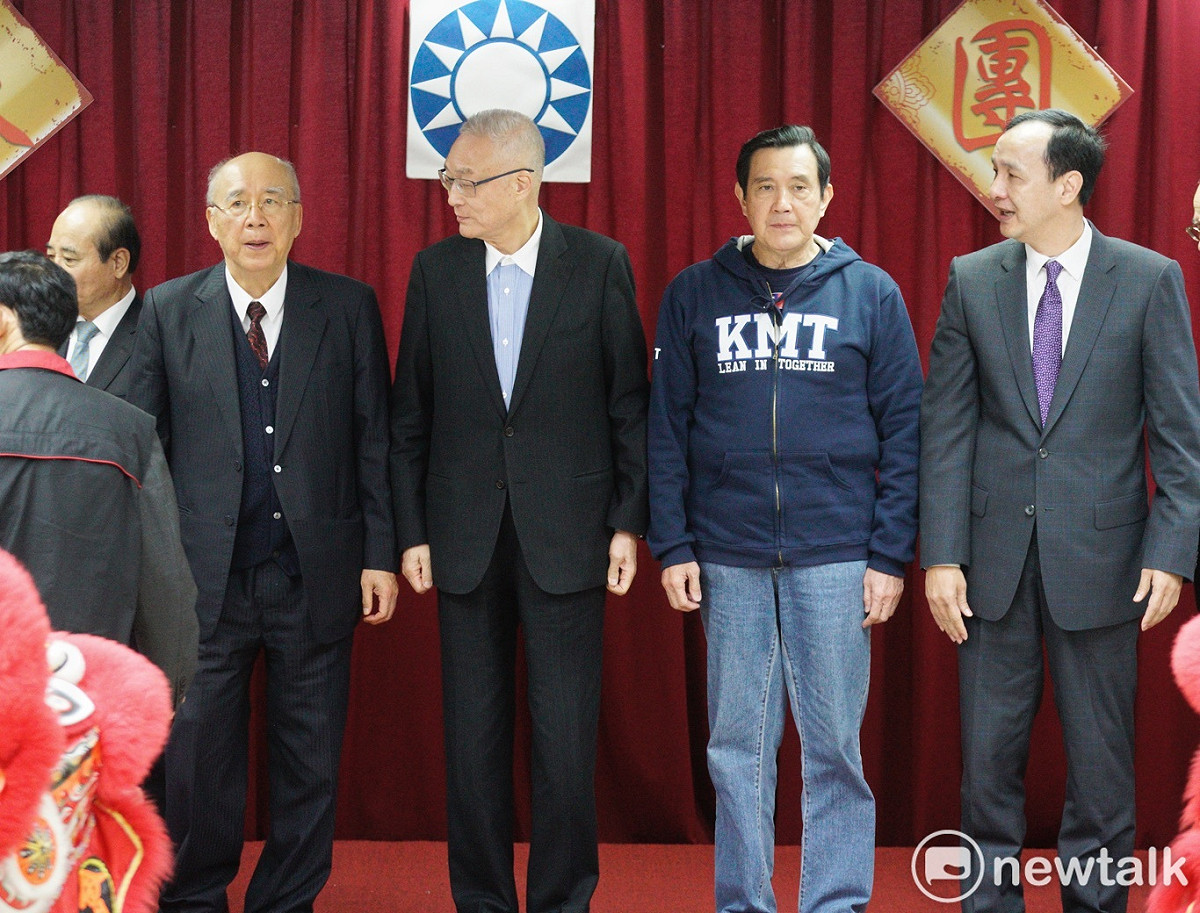 國民黨中央舉行新春團拜，國民黨內四個太陽：吳敦義、馬英九、朱立倫和王金平同台，但在團拜時，王金平刻意站在許水德、吳伯雄左側，和吳、馬、朱隔開。 圖：張良一/攝