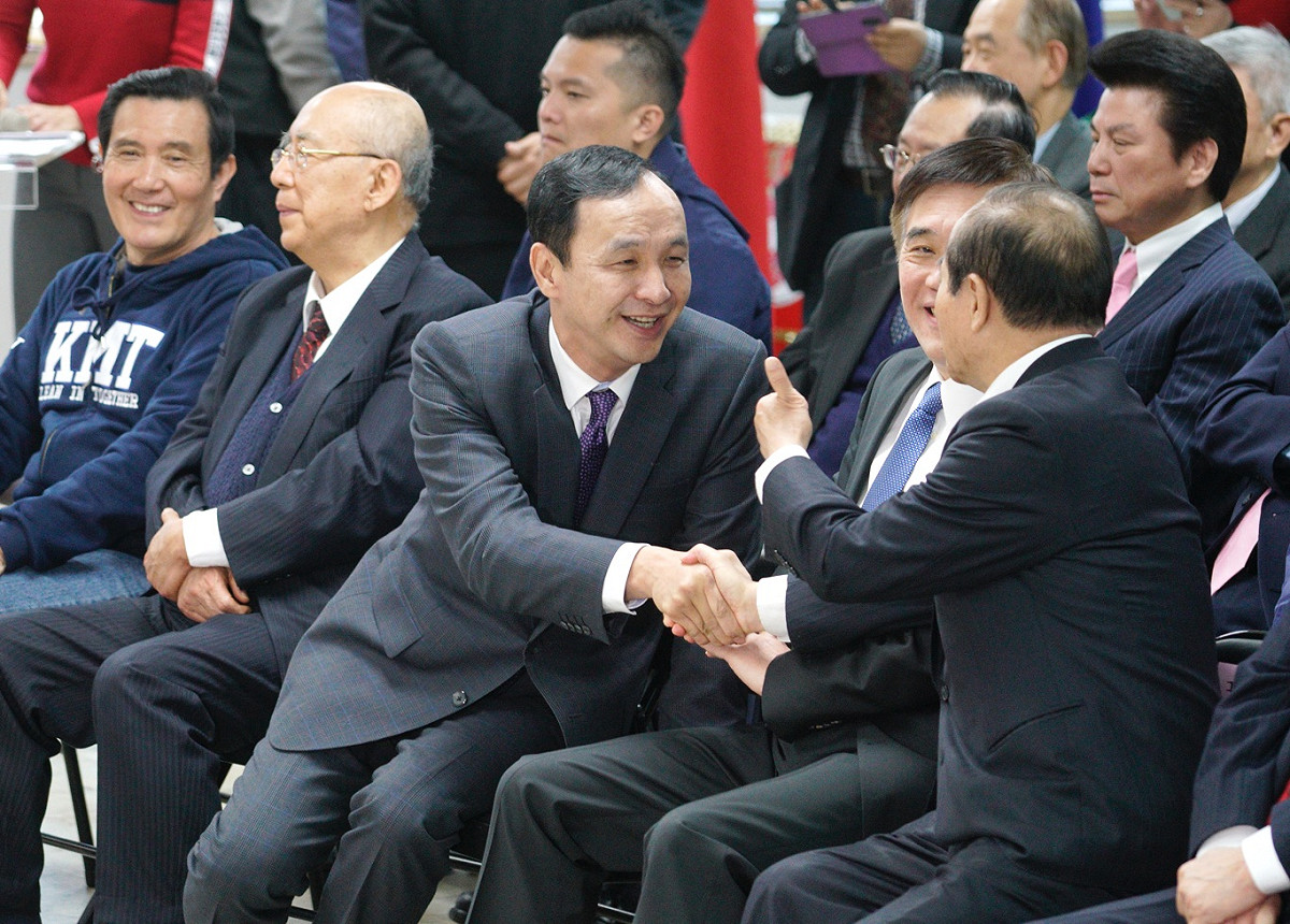 前新北市長朱立倫和前立法院長王金平在國民黨中央舉行的新春團拜上交換意見。 圖：張良一/攝