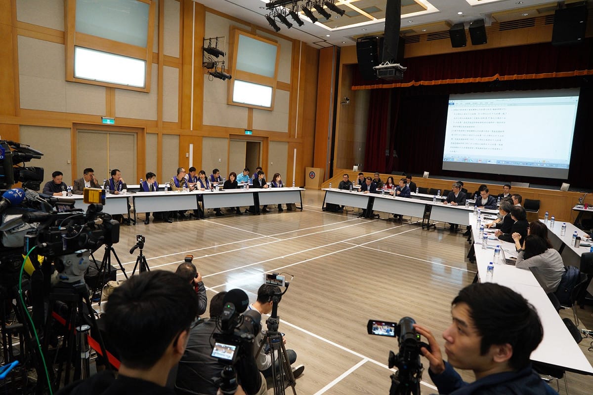 華航第三次勞資協商，現場並有大螢幕秀出相關法令和文件。 圖：張良一/攝