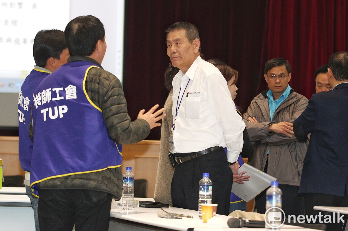 華航總經理謝世謙（白襯衫）。 圖：張良一/攝