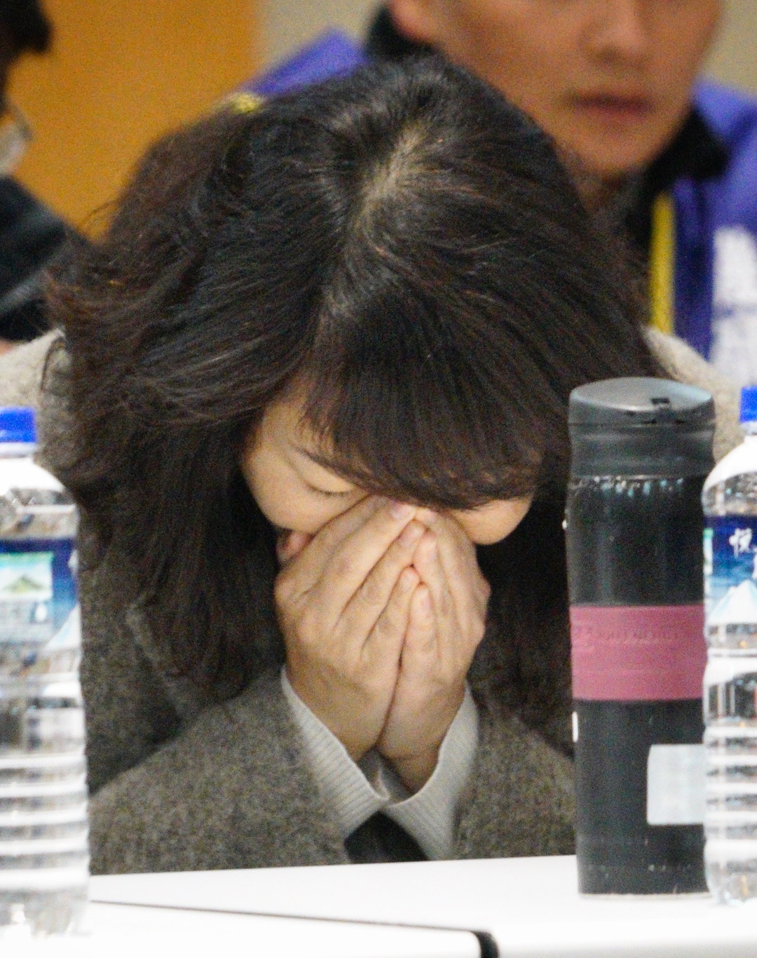 桃園機師工會與華航資方今進行第四次勞資協商，勞方代表桃園機師工會常務理事陳蓓蓓經過連日的協商，在會議一開始就不停的咳嗽。 圖：張良一/攝