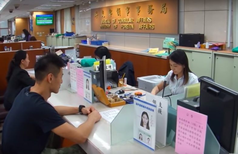 首次辦護照辦理人本人除親自至台北外交部領事事務局辦理，現在桃園市各戶政事務所也可以辦理。 圖：截自外交部影片