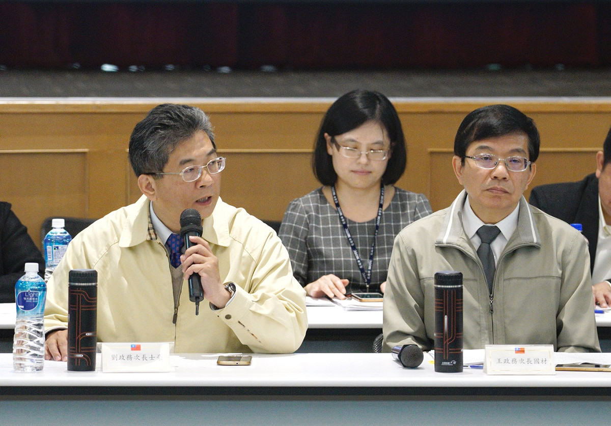 桃園機師工會與華航資方今進行第四次勞資協商，圖為共同主持人—交通部政務次長王國材、勞動部政務次長劉士豪。 圖：張良一/攝