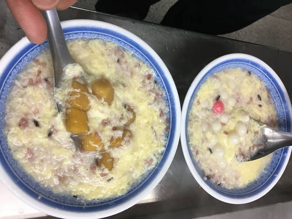八棟圓仔湯的食材新鮮都是當日現煮現賣，大排長龍已是常態。 圖：取自八棟圓仔湯粉絲專頁