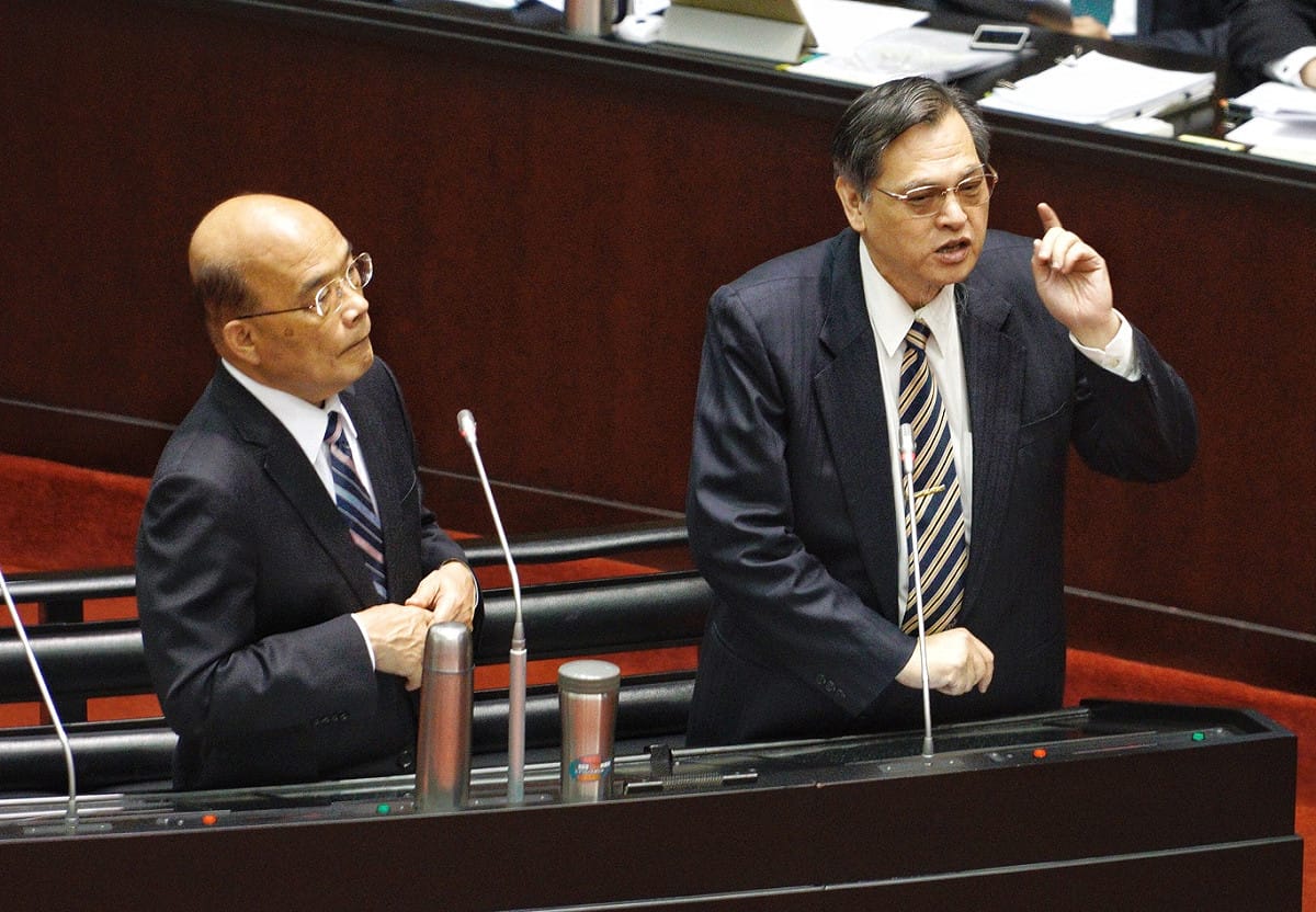 行政院長蘇貞昌（左）、陸委會主委陳明通（右）在立法院院會備詢。 圖：張良一/攝