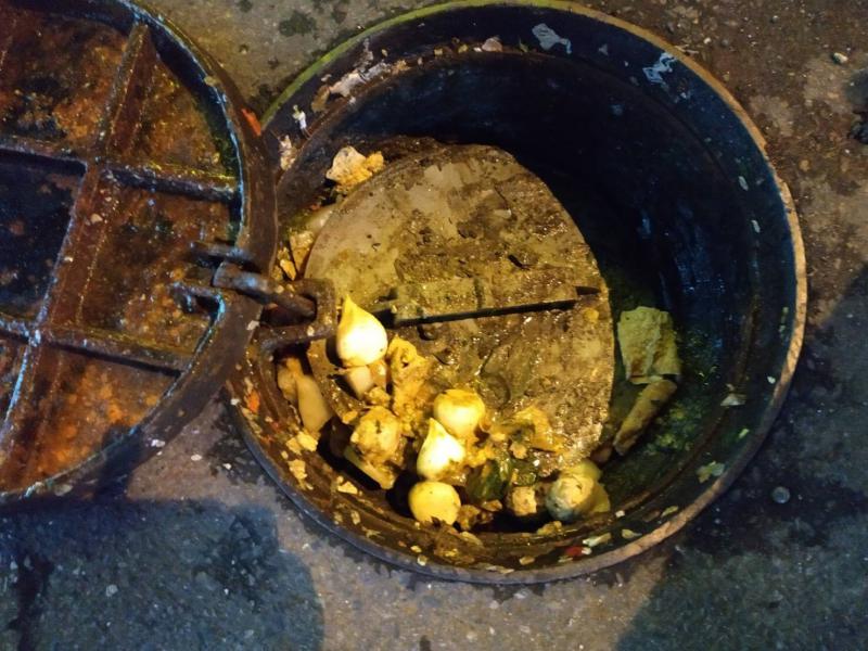 花蓮市公所發現有人在污水下水道遭人惡意丟棄廚餘，造成污水管阻塞。 圖：花蓮市公所/提供