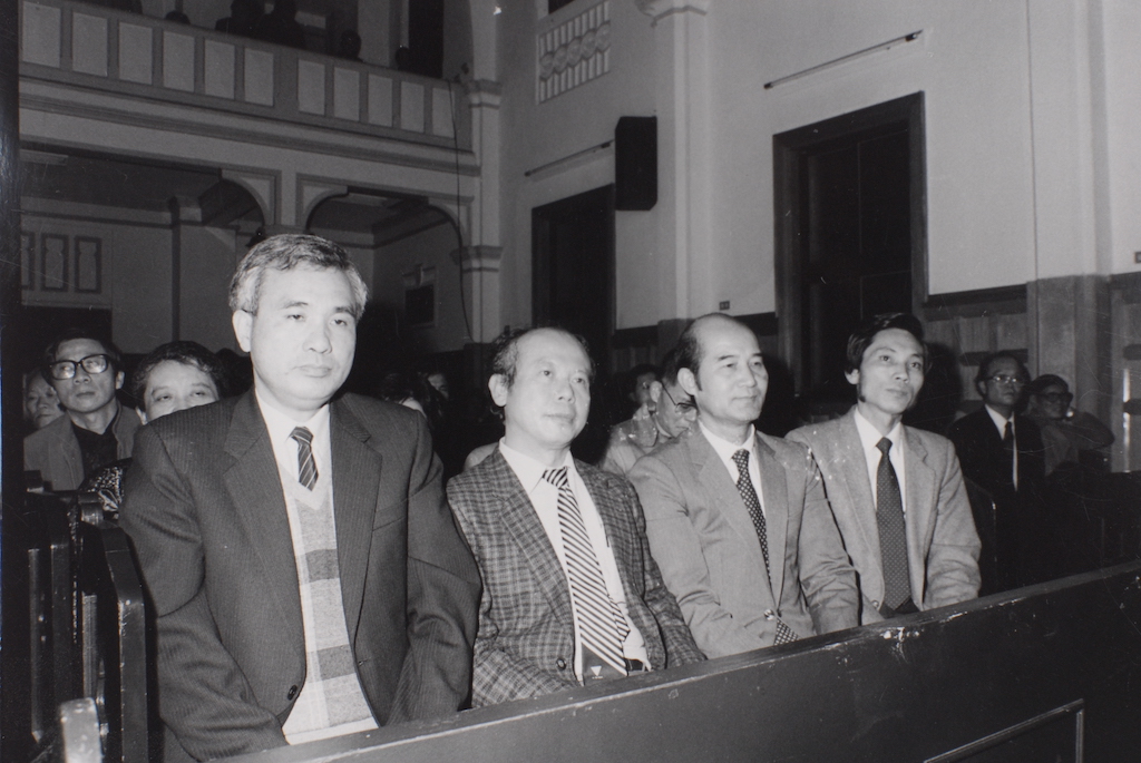 1987年1月12日，美麗島受難人姚嘉文（左）律師坐牢七年一個月後，從黑獄歸來，高俊明牧師在濟南教會為姚嘉文舉辦歡迎歸來祈禱晚會。
 圖：邱萬興/攝