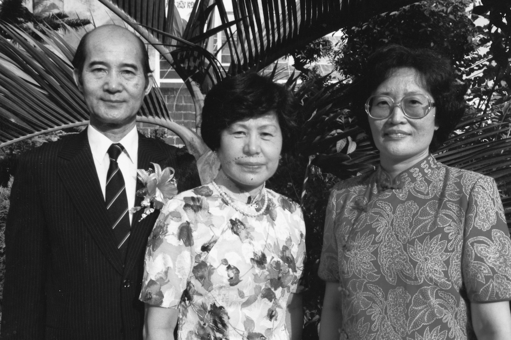 1985年高俊明牧師、高李麗珍（中）與周清玉（右）國代合影。
 圖：邱萬興/攝